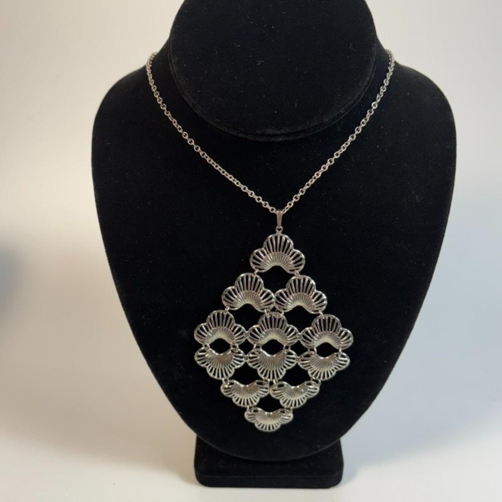 Vintage‎ Pendant Necklace Silver Tone Intricate Filigree Signed Sarah Coventry